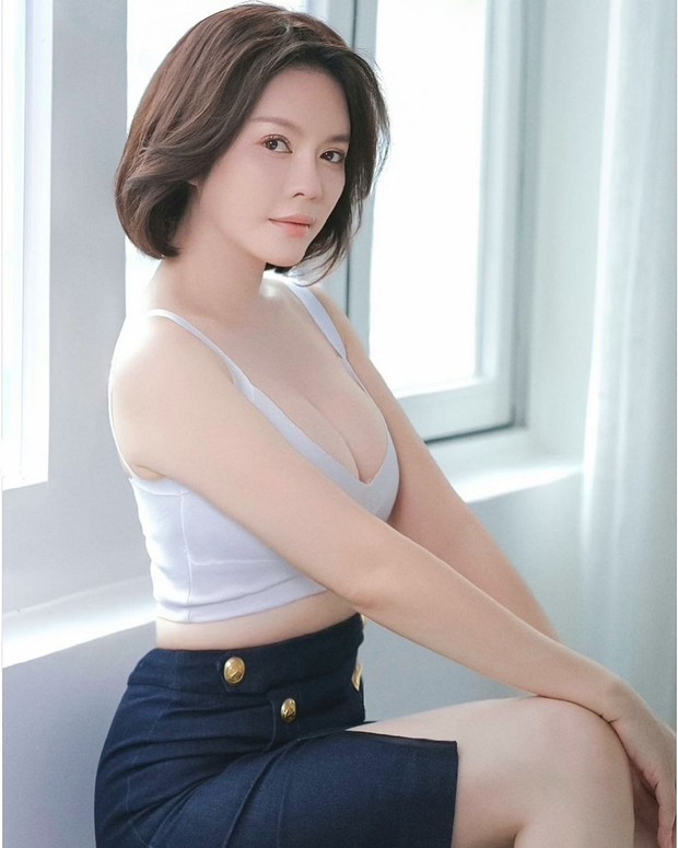 Lâu lắm rồi, vòng một Lý Nhã Kỳ mới vùng lên chống trả lớp áo chật căng như thế - Ảnh 2. Lâu lắm rồi, vòng một Lý Nhã Kỳ mới vùng lên chống trả lớp áo chật căng như thế - Ảnh 2.
