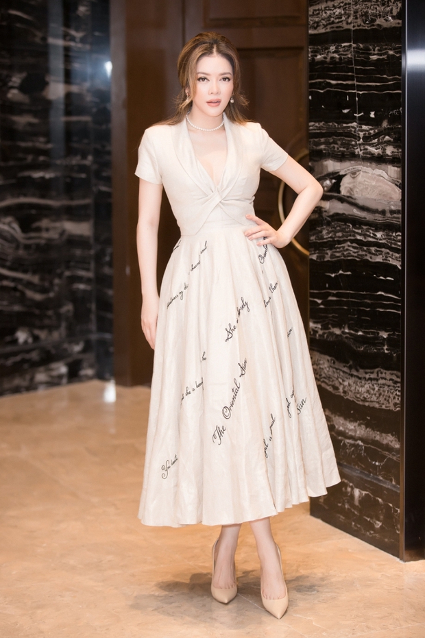 Lâu lắm rồi, vòng một Lý Nhã Kỳ mới vùng lên chống trả lớp áo chật căng như thế - Ảnh 6. Lâu lắm rồi, vòng một Lý Nhã Kỳ mới vùng lên chống trả lớp áo chật căng như thế - Ảnh 6.
