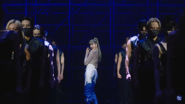 Clip Lisa lần đầu diễn hit solo trên show Mỹ: Thần thái đẳng cấp, nhảy hùng hục còn tóc mái ra sao? - Ảnh 2. Clip Lisa lần đầu diễn hit solo trên show Mỹ: Thần thái đẳng cấp, nhảy hùng hục còn tóc mái ra sao? - Ảnh 2.