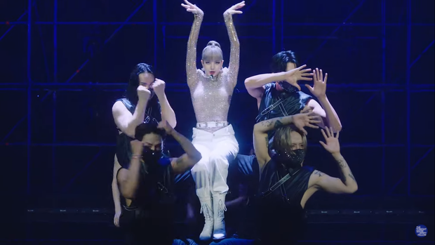 Clip Lisa lần đầu diễn hit solo trên show Mỹ: Thần thái đẳng cấp, nhảy hùng hục còn tóc mái ra sao? - Ảnh 3. Clip Lisa lần đầu diễn hit solo trên show Mỹ: Thần thái đẳng cấp, nhảy hùng hục còn tóc mái ra sao? - Ảnh 3.