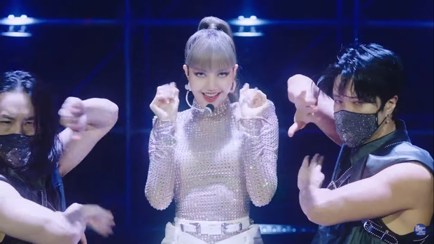 Clip Lisa lần đầu diễn hit solo trên show Mỹ: Thần thái đẳng cấp, nhảy hùng hục còn tóc mái ra sao? - Ảnh 4. Clip Lisa lần đầu diễn hit solo trên show Mỹ: Thần thái đẳng cấp, nhảy hùng hục còn tóc mái ra sao? - Ảnh 4.