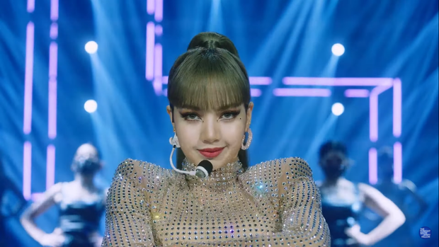 Clip Lisa lần đầu diễn hit solo trên show Mỹ: Thần thái đẳng cấp, nhảy hùng hục còn tóc mái ra sao? - Ảnh 8. Clip Lisa lần đầu diễn hit solo trên show Mỹ: Thần thái đẳng cấp, nhảy hùng hục còn tóc mái ra sao? - Ảnh 8.