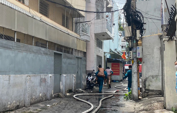TP.HCM: Nhà 3 tầng cháy dữ dội, 40 người được giải cứu trong tích tắc - Ảnh 3. TP.HCM: Nhà 3 tầng cháy dữ dội, 40 người được giải cứu trong tích tắc - Ảnh 3.