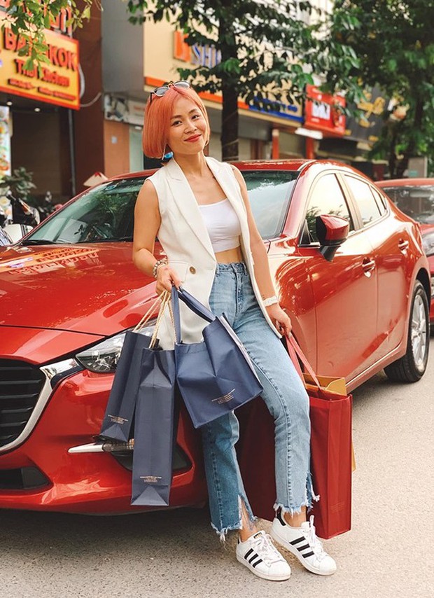 Tìm ra cô MC bốc lửa nhất VTV: Xử mốt no bra ngon lành, hình xăm siêu to thể hiện tính cách bão bùng - Ảnh 13. Tìm ra cô MC bốc lửa nhất VTV: Xử mốt no bra ngon lành, hình xăm siêu to thể hiện tính cách bão bùng - Ảnh 13.
