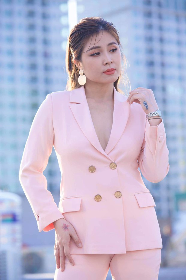 Tìm ra cô MC bốc lửa nhất VTV: Xử mốt no bra ngon lành, hình xăm siêu to thể hiện tính cách bão bùng - Ảnh 2. Tìm ra cô MC bốc lửa nhất VTV: Xử mốt no bra ngon lành, hình xăm siêu to thể hiện tính cách bão bùng - Ảnh 2.