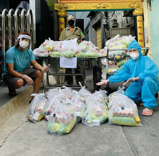 Không kêu gọi quyên góp 1 đồng nào, Việt Hương tiếp tục chi 1 tỷ để làm việc đặc biệt xúc động tặng các bác sĩ tuyến đầu - Ảnh 3. Không kêu gọi quyên góp 1 đồng nào, Việt Hương tiếp tục chi 1 tỷ để làm việc đặc biệt xúc động tặng các bác sĩ tuyến đầu - Ảnh 3.