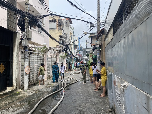 TP.HCM: Nhà 3 tầng cháy dữ dội, 40 người được giải cứu trong tích tắc - Ảnh 4. TP.HCM: Nhà 3 tầng cháy dữ dội, 40 người được giải cứu trong tích tắc - Ảnh 4.