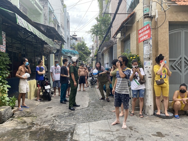 TP.HCM: Nhà 3 tầng cháy dữ dội, 40 người được giải cứu trong tích tắc - Ảnh 2. TP.HCM: Nhà 3 tầng cháy dữ dội, 40 người được giải cứu trong tích tắc - Ảnh 2.