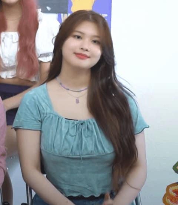 Nữ tân binh 2k3 gây tranh cãi về vóc dáng lệch tiêu chuẩn idol, netizen lập tức bảo vệ: Thời của idol chubby đến rồi, giọng hát lại còn hay! - Ảnh 2. Nữ tân binh 2k3 gây tranh cãi về vóc dáng lệch tiêu chuẩn idol, netizen lập tức bảo vệ: Thời của idol chubby đến rồi, giọng hát lại còn hay! - Ảnh 2.