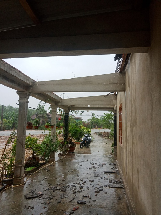 Bão số 5 chưa đổ bộ, nhiều nhà ở Thừa Thiên - Huế đã tốc mái - Ảnh 1. Bão số 5 chưa đổ bộ, nhiều nhà ở Thừa Thiên - Huế đã tốc mái - Ảnh 1.