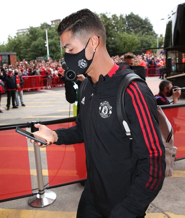 Ronaldo vô tình để lộ mật khẩu điện thoại khi bước xuống xe buýt vào sân - Ảnh 2. Ronaldo vô tình để lộ mật khẩu điện thoại khi bước xuống xe buýt vào sân - Ảnh 2.