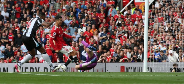 Ảnh cận cảnh Ronaldo ghi bàn ngay ở trận ra mắt MU - Ảnh 2. Ảnh cận cảnh Ronaldo ghi bàn ngay ở trận ra mắt MU - Ảnh 2.