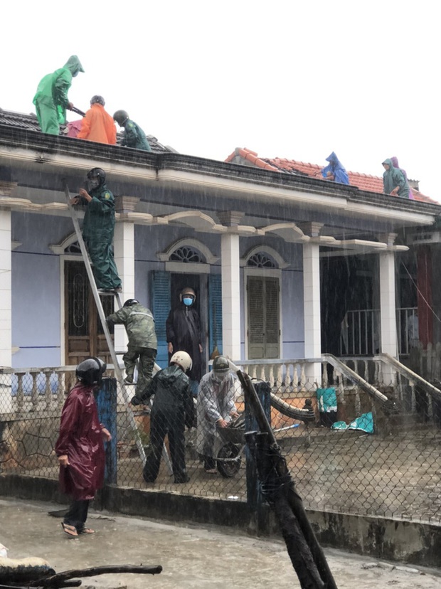 Bão số 5 chưa đổ bộ, nhiều nhà ở Thừa Thiên - Huế đã tốc mái - Ảnh 3. Bão số 5 chưa đổ bộ, nhiều nhà ở Thừa Thiên - Huế đã tốc mái - Ảnh 3.