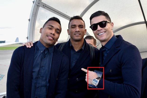 Ronaldo vô tình để lộ mật khẩu điện thoại khi bước xuống xe buýt vào sân - Ảnh 4. Ronaldo vô tình để lộ mật khẩu điện thoại khi bước xuống xe buýt vào sân - Ảnh 4.