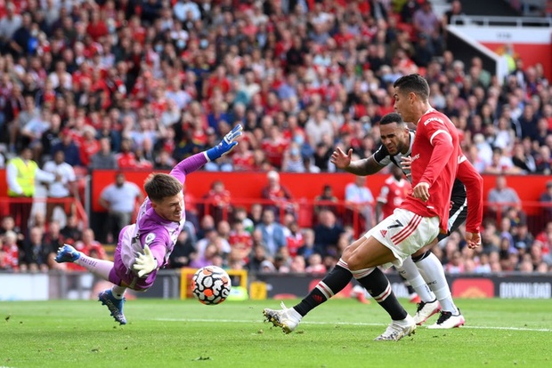 Ảnh cận cảnh Ronaldo ghi bàn ngay ở trận ra mắt MU - Ảnh 3. Ảnh cận cảnh Ronaldo ghi bàn ngay ở trận ra mắt MU - Ảnh 3.
