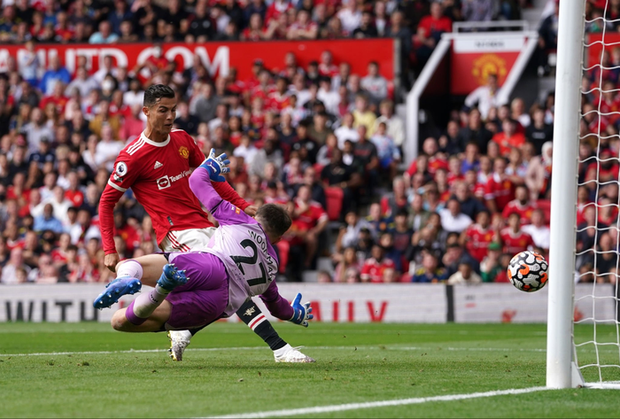 Ảnh cận cảnh Ronaldo ghi bàn ngay ở trận ra mắt MU - Ảnh 4. Ảnh cận cảnh Ronaldo ghi bàn ngay ở trận ra mắt MU - Ảnh 4.