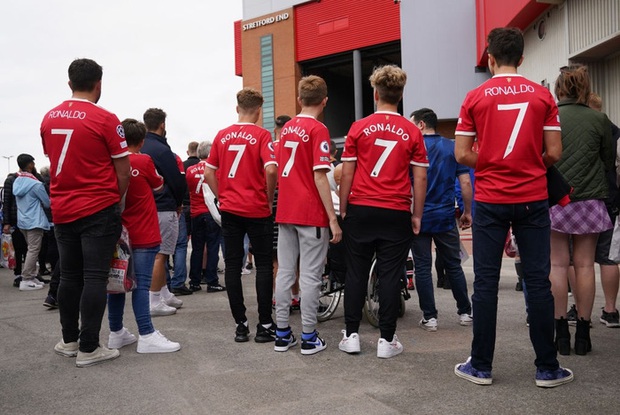 Cơn sốt Ronaldo lên đến đỉnh điểm: Một rừng áo số 7 phủ kín thánh địa Old Trafford, tất cả đều hướng về Ronaldo - Ảnh 5. Cơn sốt Ronaldo lên đến đỉnh điểm: Một rừng áo số 7 phủ kín thánh địa Old Trafford, tất cả đều hướng về Ronaldo - Ảnh 5.