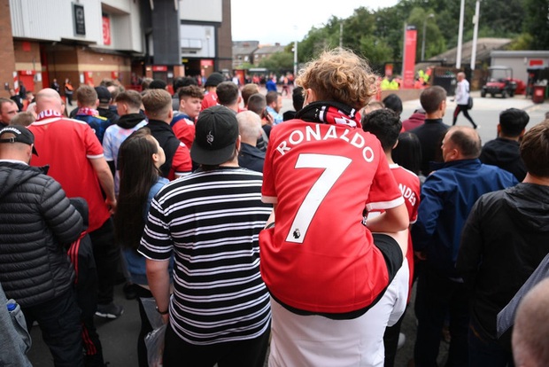Cơn sốt Ronaldo lên đến đỉnh điểm: Một rừng áo số 7 phủ kín thánh địa Old Trafford, tất cả đều hướng về Ronaldo - Ảnh 6. Cơn sốt Ronaldo lên đến đỉnh điểm: Một rừng áo số 7 phủ kín thánh địa Old Trafford, tất cả đều hướng về Ronaldo - Ảnh 6.