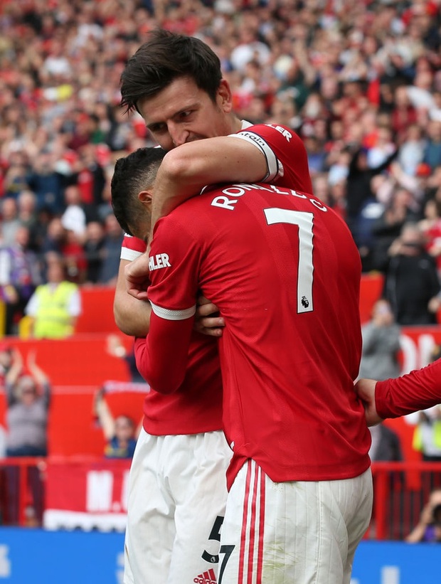 Ảnh cận cảnh Ronaldo ghi bàn ngay ở trận ra mắt MU - Ảnh 7. Ảnh cận cảnh Ronaldo ghi bàn ngay ở trận ra mắt MU - Ảnh 7.