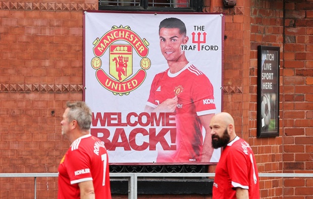 Cơn sốt Ronaldo lên đến đỉnh điểm: Một rừng áo số 7 phủ kín thánh địa Old Trafford, tất cả đều hướng về Ronaldo - Ảnh 8. Cơn sốt Ronaldo lên đến đỉnh điểm: Một rừng áo số 7 phủ kín thánh địa Old Trafford, tất cả đều hướng về Ronaldo - Ảnh 8.