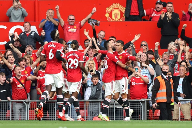 Ảnh cận cảnh Ronaldo ghi bàn ngay ở trận ra mắt MU - Ảnh 9. Ảnh cận cảnh Ronaldo ghi bàn ngay ở trận ra mắt MU - Ảnh 9.