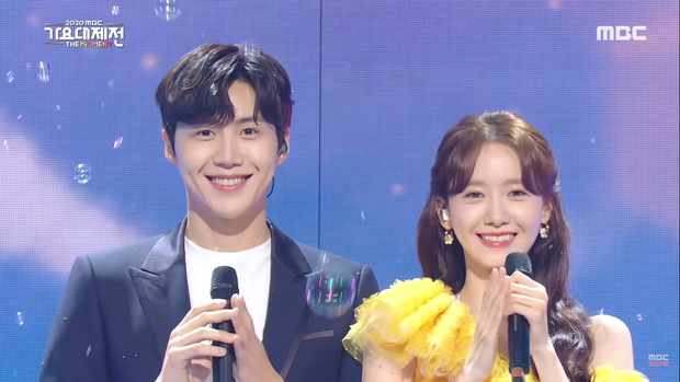 Bắt gặp Tổ trưởng Hong lên phố song ca với Yoona (SNSD), Shin Min Ah làm giá giờ ngồi đó mà tiếc! - Ảnh 5. Bắt gặp Tổ trưởng Hong lên phố song ca với Yoona (SNSD), Shin Min Ah làm giá giờ ngồi đó mà tiếc! - Ảnh 5.