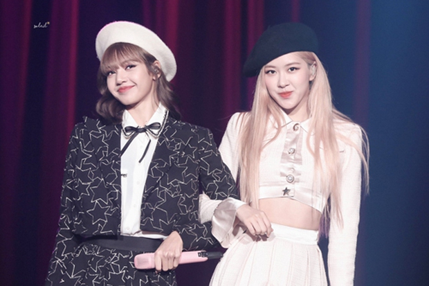 2 mẩu BLACKPINK đối lập hoàn toàn khi chọn bài solo: Rosé đau đầu tự tìm kiếm, Lisa được dọn sẵn sản phẩm ăn liền - Ảnh 1. 2 mẩu BLACKPINK đối lập hoàn toàn khi chọn bài solo: Rosé đau đầu tự tìm kiếm, Lisa được dọn sẵn sản phẩm ăn liền - Ảnh 1.