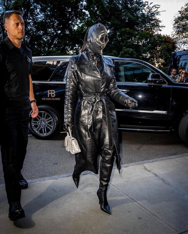 Kim Kardashian ra đường với khuôn mặt che kín mít, cô đang tập giữ thăng bằng hay cố trốn tránh sự đời tàn khốc? - Ảnh 2. Kim Kardashian ra đường với khuôn mặt che kín mít, cô đang tập giữ thăng bằng hay cố trốn tránh sự đời tàn khốc? - Ảnh 2.