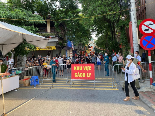 Hà Nội dỡ phong tỏa nhiều điểm nóng Covid-19 - Ảnh 2. Hà Nội dỡ phong tỏa nhiều điểm nóng Covid-19 - Ảnh 2.