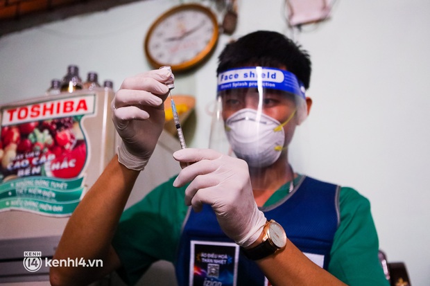 TP.HCM: Thăm khám và tiêm vaccine tận nhà cho thai phụ và người già yếu, di chuyển khó khăn - Ảnh 4. TP.HCM: Thăm khám và tiêm vaccine tận nhà cho thai phụ và người già yếu, di chuyển khó khăn - Ảnh 4.