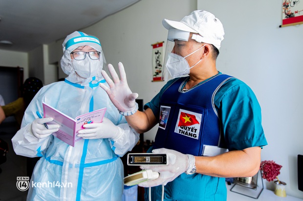 TP.HCM: Thăm khám và tiêm vaccine tận nhà cho thai phụ và người già yếu, di chuyển khó khăn - Ảnh 5. TP.HCM: Thăm khám và tiêm vaccine tận nhà cho thai phụ và người già yếu, di chuyển khó khăn - Ảnh 5.
