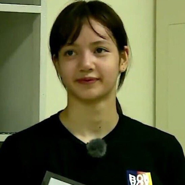 Ảnh ngày bé của Lisa dấy lên nghi án dao kéo, đồng thời lộ ra đặc điểm y hệt bây giờ! - Ảnh 6. Ảnh ngày bé của Lisa dấy lên nghi án dao kéo, đồng thời lộ ra đặc điểm y hệt bây giờ! - Ảnh 6.
