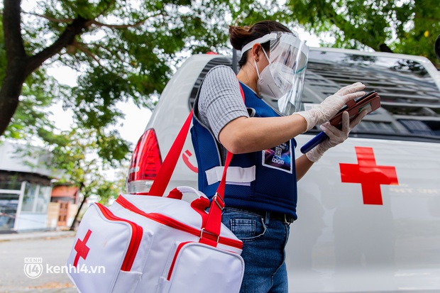 TP.HCM: Thăm khám và tiêm vaccine tận nhà cho thai phụ và người già yếu, di chuyển khó khăn - Ảnh 8. TP.HCM: Thăm khám và tiêm vaccine tận nhà cho thai phụ và người già yếu, di chuyển khó khăn - Ảnh 8.