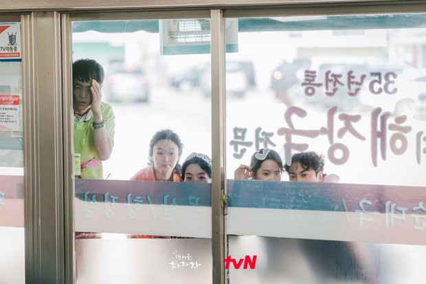 Shin Min Ah vừa chạm môi Kim Seon Ho, Hometown Cha-Cha-Cha đã lập kỷ lục rating - Ảnh 5. Shin Min Ah vừa chạm môi Kim Seon Ho, Hometown Cha-Cha-Cha đã lập kỷ lục rating - Ảnh 5.
