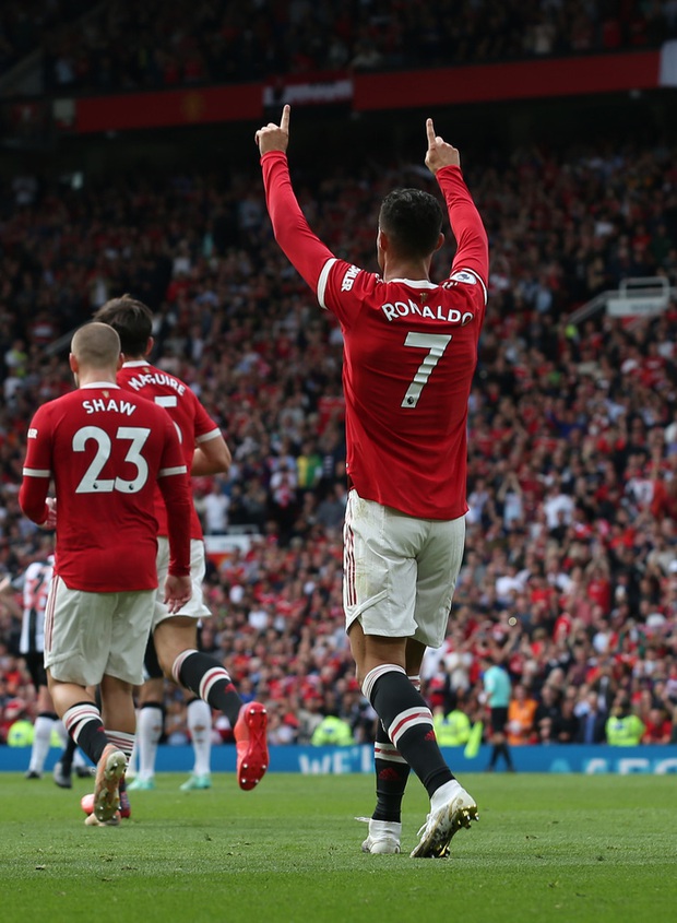 Ronaldo chói sáng che mờ những điểm yếu của MU - Ảnh 2. Ronaldo chói sáng che mờ những điểm yếu của MU - Ảnh 2.