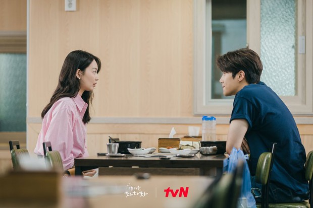 Shin Min Ah vừa chạm môi Kim Seon Ho, Hometown Cha-Cha-Cha đã lập kỷ lục rating - Ảnh 4. Shin Min Ah vừa chạm môi Kim Seon Ho, Hometown Cha-Cha-Cha đã lập kỷ lục rating - Ảnh 4.