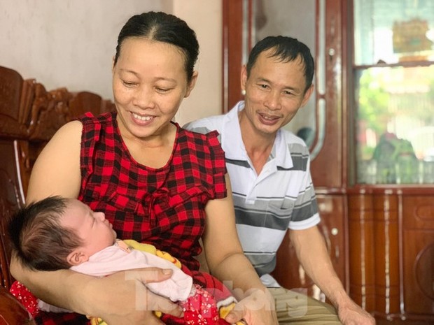 Mất 2 người con trai, vợ chồng hạnh phúc nhận nuôi bé gái bị bỏ rơi trước cổng nhà - Ảnh 1. Mất 2 người con trai, vợ chồng hạnh phúc nhận nuôi bé gái bị bỏ rơi trước cổng nhà - Ảnh 1.