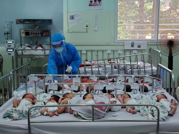 BV Hùng Vương bác bỏ tin “hàng trăm em bé sơ sinh có bố mẹ là F0 bị thiếu tã sữa”: Hình ảnh chụp khi các bé đang chuẩn bị được đưa đi tắm hoặc đi chiếu đèn - Ảnh 1. BV Hùng Vương bác bỏ tin “hàng trăm em bé sơ sinh có bố mẹ là F0 bị thiếu tã sữa”: Hình ảnh chụp khi các bé đang chuẩn bị được đưa đi tắm hoặc đi chiếu đèn - Ảnh 1.