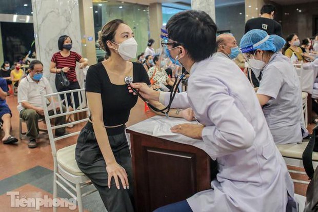 Hà Nội: Hơn 92% người trên 18 tuổi ở Hoàn Kiếm đã được tiêm vắc xin COVID-19 - Ảnh 1. Hà Nội: Hơn 92% người trên 18 tuổi ở Hoàn Kiếm đã được tiêm vắc xin COVID-19 - Ảnh 1.