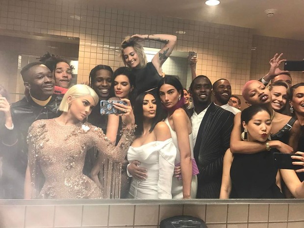 Bất chấp lệnh cấm từ Met Gala, hàng chục nghệ sĩ vẫn nhiệt tình selfie từ năm này qua năm khác - Ảnh 1. Bất chấp lệnh cấm từ Met Gala, hàng chục nghệ sĩ vẫn nhiệt tình selfie từ năm này qua năm khác - Ảnh 1.