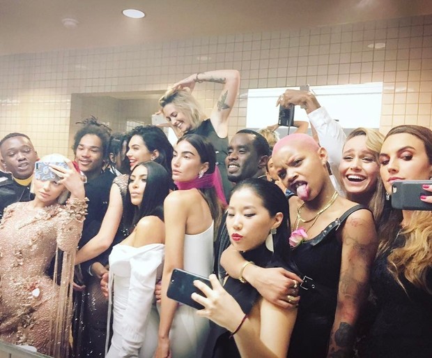 Bất chấp lệnh cấm từ Met Gala, hàng chục nghệ sĩ vẫn nhiệt tình selfie từ năm này qua năm khác - Ảnh 2. Bất chấp lệnh cấm từ Met Gala, hàng chục nghệ sĩ vẫn nhiệt tình selfie từ năm này qua năm khác - Ảnh 2.