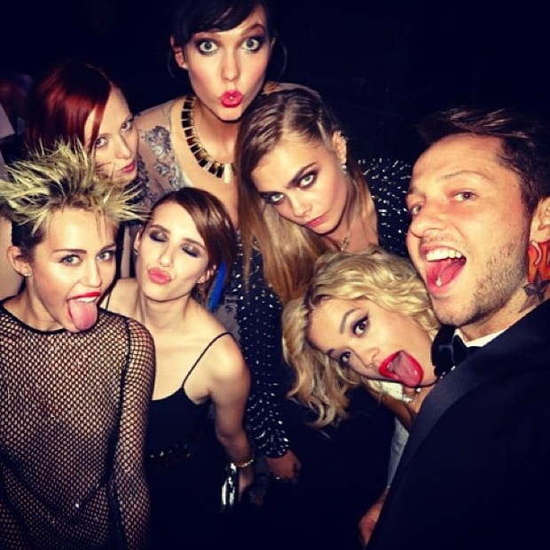 Bất chấp lệnh cấm từ Met Gala, hàng chục nghệ sĩ vẫn nhiệt tình selfie từ năm này qua năm khác - Ảnh 5. Bất chấp lệnh cấm từ Met Gala, hàng chục nghệ sĩ vẫn nhiệt tình selfie từ năm này qua năm khác - Ảnh 5.