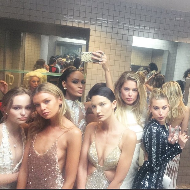 Bất chấp lệnh cấm từ Met Gala, hàng chục nghệ sĩ vẫn nhiệt tình selfie từ năm này qua năm khác - Ảnh 3. Bất chấp lệnh cấm từ Met Gala, hàng chục nghệ sĩ vẫn nhiệt tình selfie từ năm này qua năm khác - Ảnh 3.