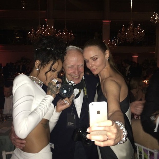 Bất chấp lệnh cấm từ Met Gala, hàng chục nghệ sĩ vẫn nhiệt tình selfie từ năm này qua năm khác - Ảnh 7. Bất chấp lệnh cấm từ Met Gala, hàng chục nghệ sĩ vẫn nhiệt tình selfie từ năm này qua năm khác - Ảnh 7.