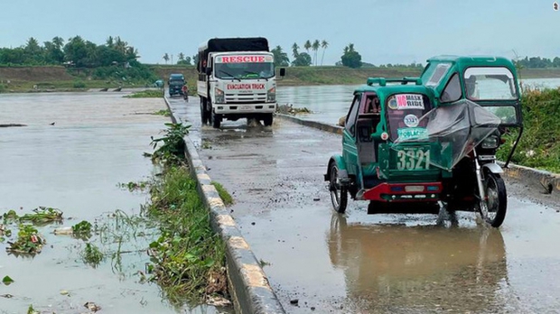 Siêu bão Chanthu đổ bộ Philippines gây mất điện diện rộng, làm hư hại nhiều nhà cửa - Ảnh 1. Siêu bão Chanthu đổ bộ Philippines gây mất điện diện rộng, làm hư hại nhiều nhà cửa - Ảnh 1.