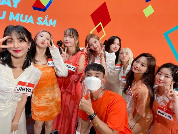 Du học sinh Việt kể chuyện làm việc chung với TWICE: Ngắm trực diện nhan sắc xỉu up xỉu down, còn được bày trò trêu chọc - Ảnh 1. Du học sinh Việt kể chuyện làm việc chung với TWICE: Ngắm trực diện nhan sắc xỉu up xỉu down, còn được bày trò trêu chọc - Ảnh 1.