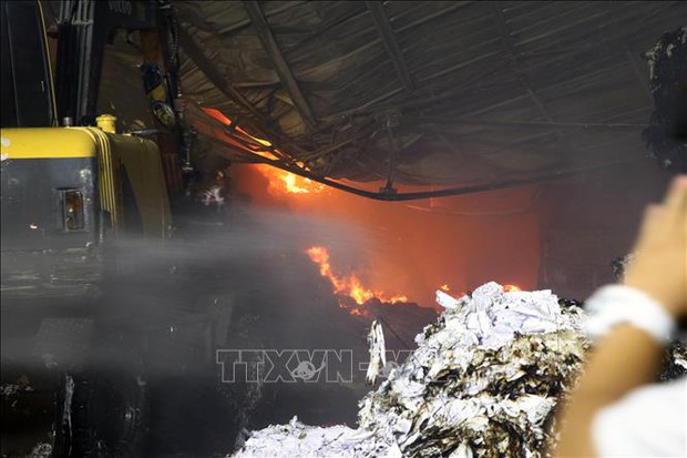 Cháy lớn thiêu rụi hàng nghìn mét vuông xưởng giấy phế liệu - Ảnh 1.