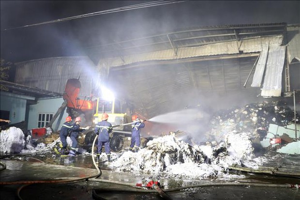 Cháy lớn thiêu rụi hàng nghìn mét vuông xưởng giấy phế liệu - Ảnh 4.