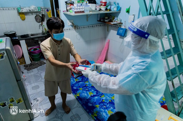 TP.HCM: Thăm khám và tiêm vaccine tận nhà cho thai phụ và người già yếu, di chuyển khó khăn - Ảnh 7. TP.HCM: Thăm khám và tiêm vaccine tận nhà cho thai phụ và người già yếu, di chuyển khó khăn - Ảnh 7.
