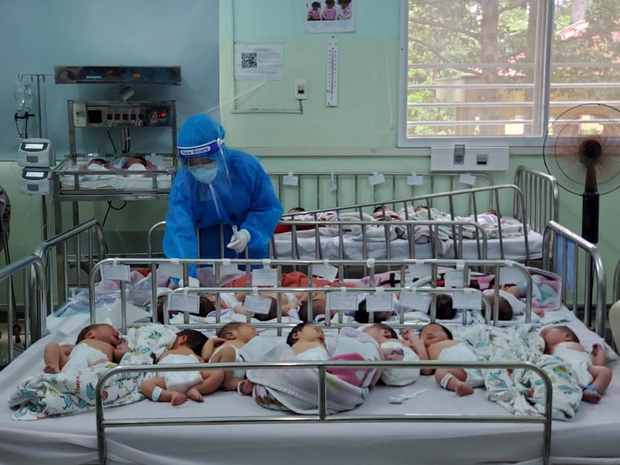 Xót xa hình ảnh hàng trăm trẻ sơ sinh ở Bệnh viện Hùng Vương có bố mẹ là F0: Khóc thét cả ngày, không có người thân chăm sóc - Ảnh 2. Xót xa hình ảnh hàng trăm trẻ sơ sinh ở Bệnh viện Hùng Vương có bố mẹ là F0: Khóc thét cả ngày, không có người thân chăm sóc - Ảnh 2.